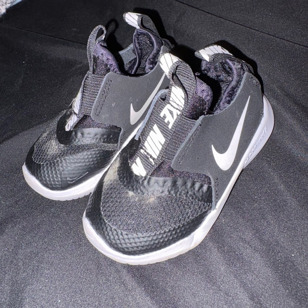 Nike toddler shoes (4c)